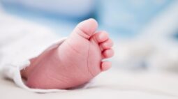 Bebê de 3 meses morre asfixiado após pai dormir em cima dele