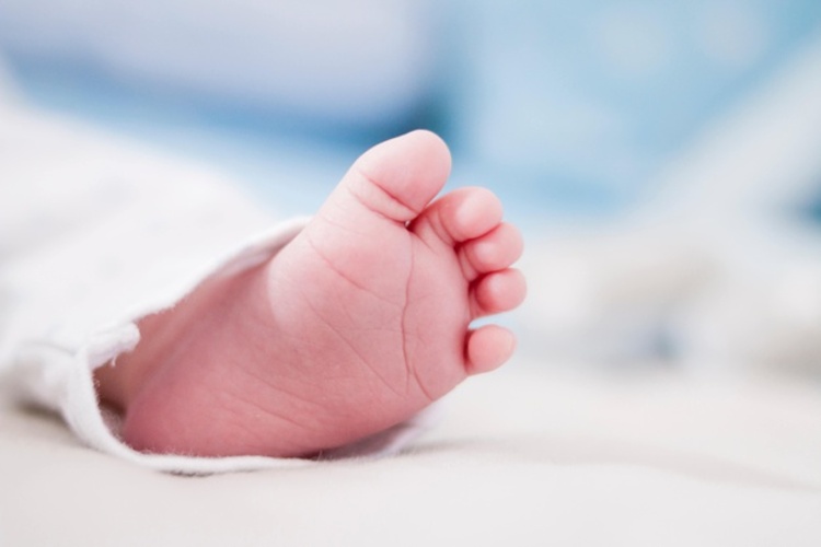 Bebê de 3 meses morre asfixiado após pai dormir em cima dele