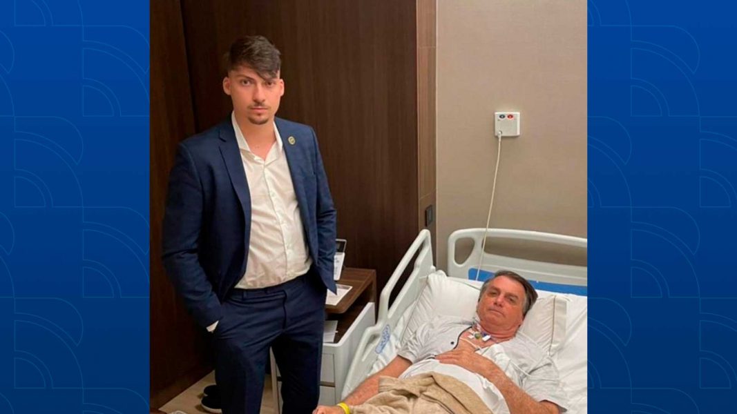 Bolsonaro segue sem previsão de alta; filho do presidente publica foto ao lado do pai em hospital