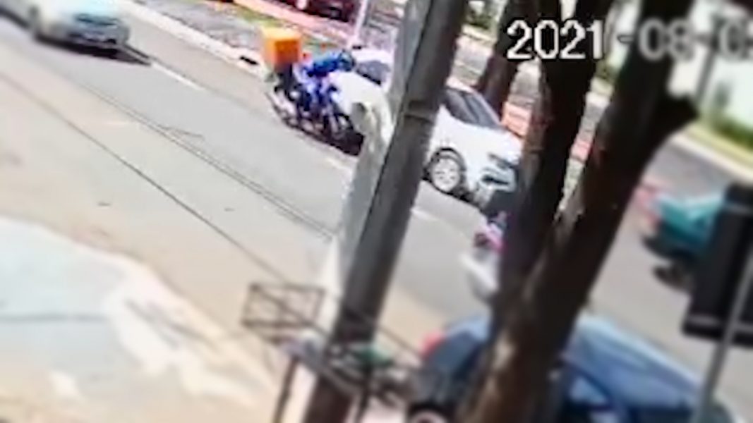 Moto bate na traseira de viatura da Polícia Militar em Maringá