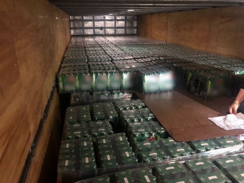 Caminhão carregado com mais de 40 mil garrafas de cerveja sem nota fiscal é apreendido em Andirá