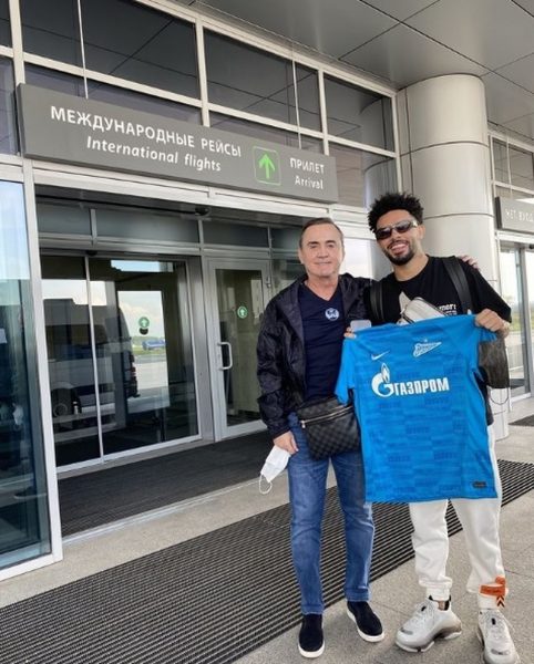 Negociado pelo Bragantino, Claudinho chega à Rússia e exibe camisa do Zenit