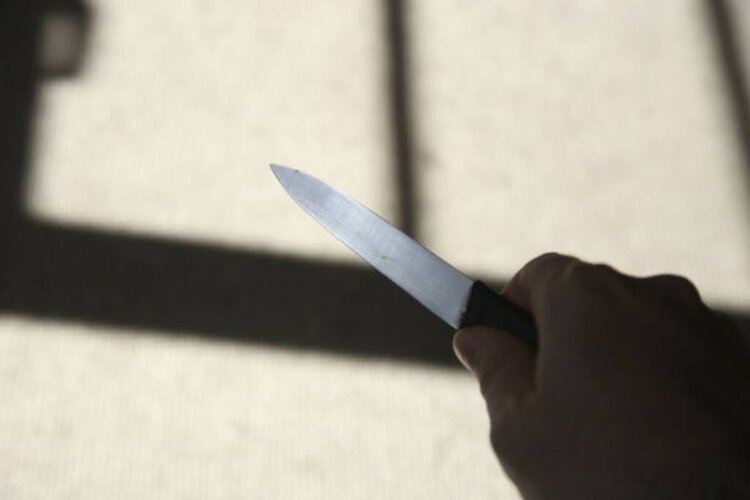 Mulher mata companheiro com facada e grita: “Socorro. Meu namorado está morrendo!”