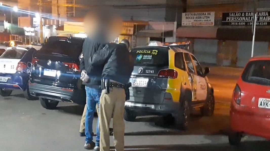 ‘Amigo de autoridades’, motorista embriagado atropela trabalhador, ofende policiais e faz gesto obsceno para a câmera