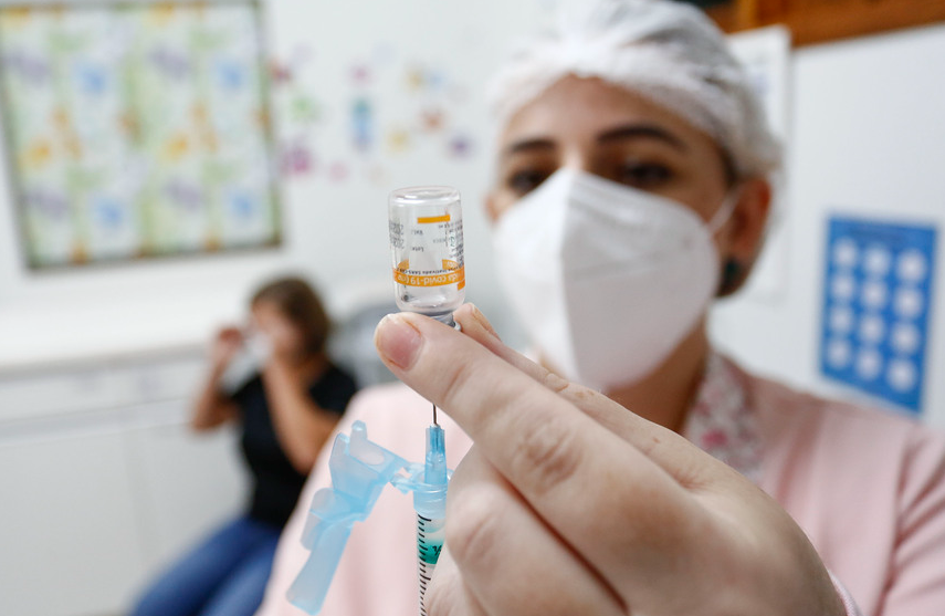 Maringá vacina população maior de 21 anos contra o coronavírus nesta terça