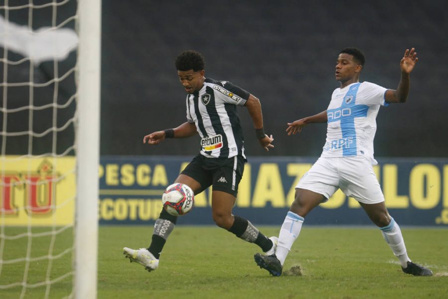Botafogo aproveita vantagem numérica e goleia o Londrina por 4 a 0