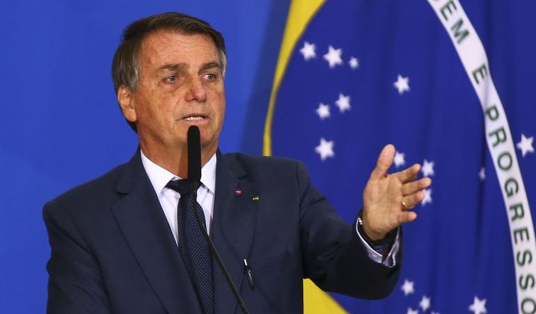 Bolsonaro diz que os Três Poderes devem ser respeitados