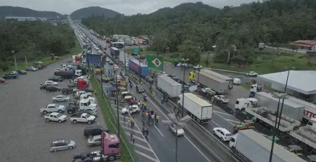 Manifestantes bloqueiam estradas e causam filas em ambos os sentidos entre Curitiba e litoral de SC