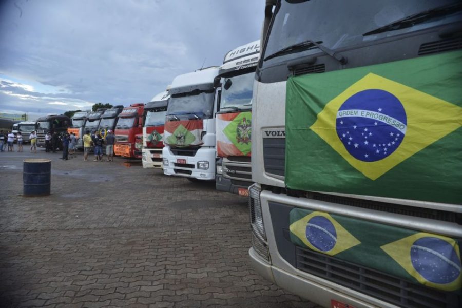 Pelo 3º dia, caminhoneiros se concentram em estradas do PR; Bolsonaro pede liberação das vias; veja pontos de bloqueio