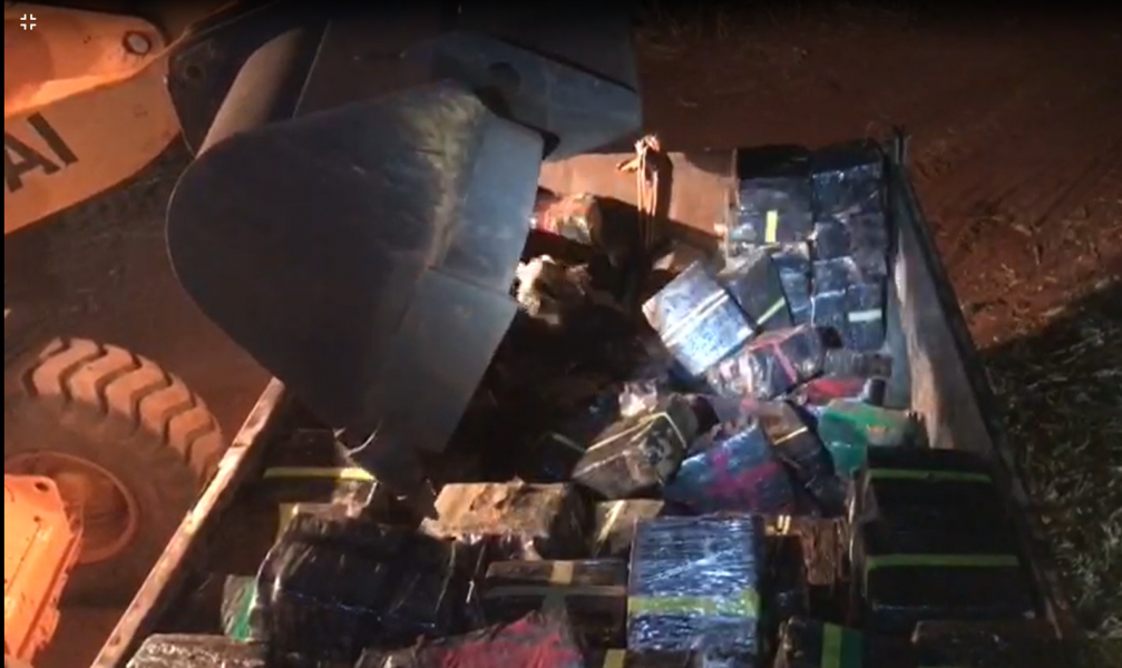 Polícia usa retroescavadeira para retirar 10 toneladas de maconha escondidas em matagal no PR