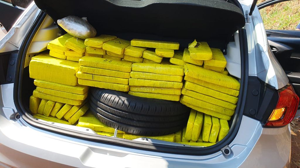 Mais de 200 kg de maconha são encontrados em carro alugado