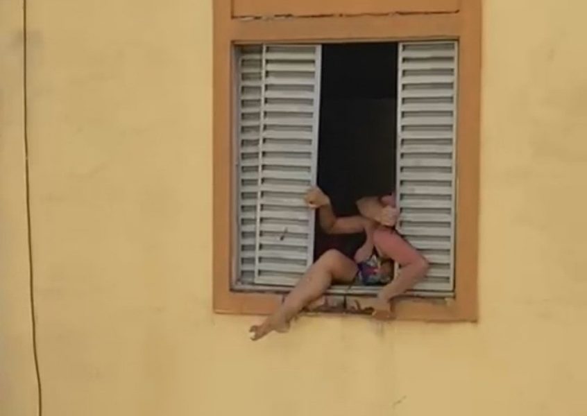 VÍDEO: Grávida tenta pular da janela para escapar de agressões do marido