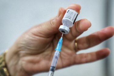 Mãe sequestra filhos para evitar vacinação e é presa