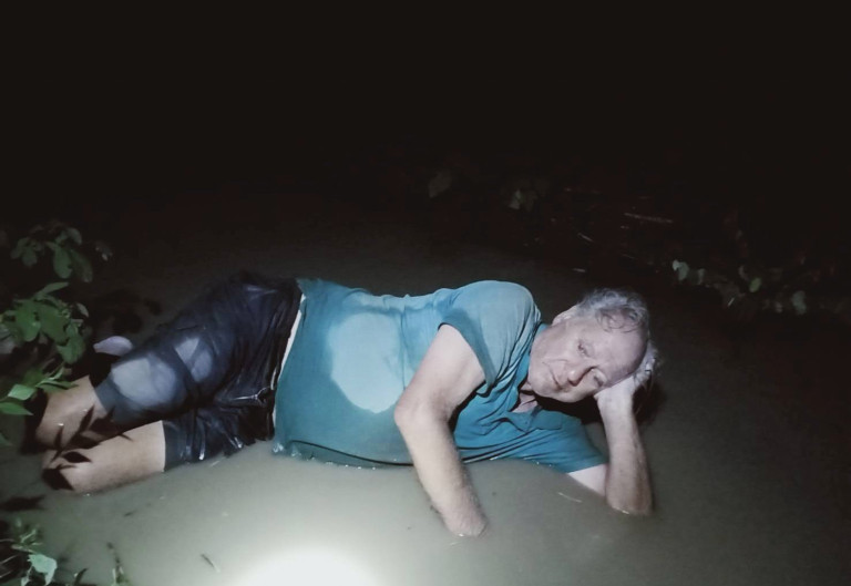 Após tomar 5 cervejas, idoso é encontrado dormindo em brejo quatro dias depois