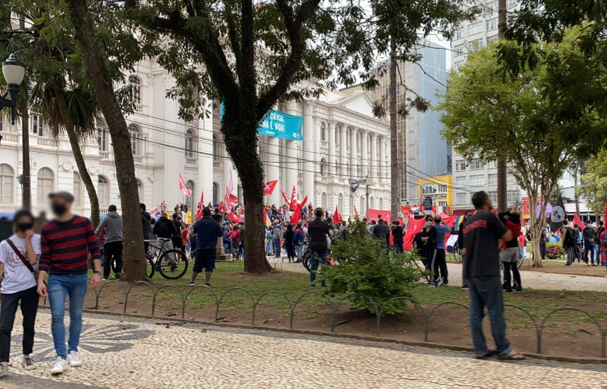 Manifestantes se reúnem em ato contra Bolsonaro na Praça Santos Andrade