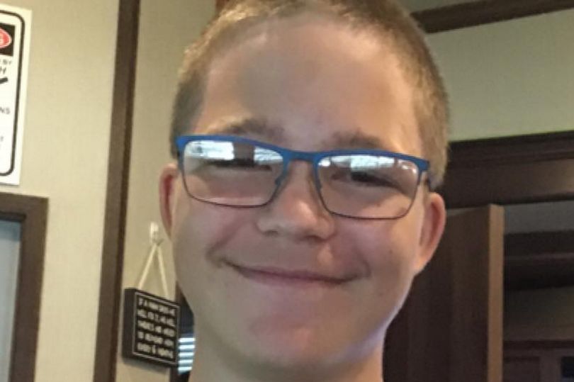 Jovem de 15 anos mata família e posta foto dos corpos na internet antes de se suicidar