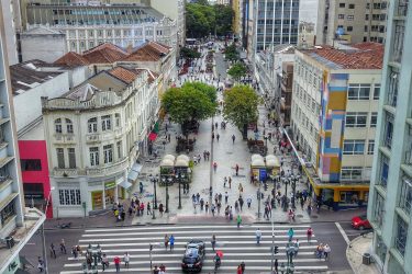 Podcast ManhãJP fala sobre regras menos rígidas adotadas em Curitiba em relação a eventos