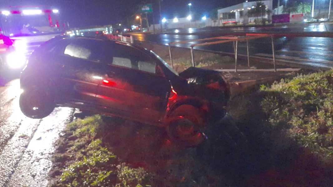 Homem fica ferido após perder controle do carro e invadir canteiro da PR-317, em Maringá
