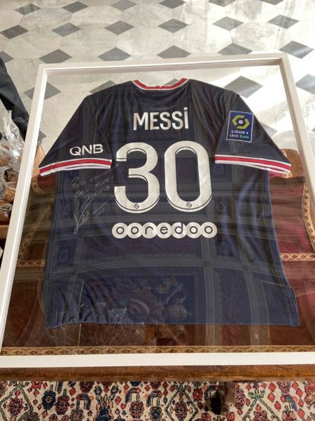 Papa Francisco ganha camisa do PSG autografada por Messi