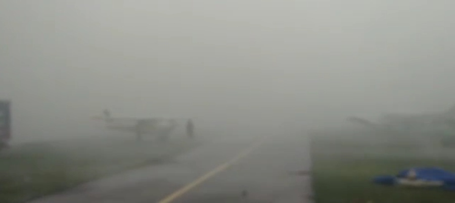 Vídeo: Participantes de evento se arriscam em temporal para segurar aviões; assista