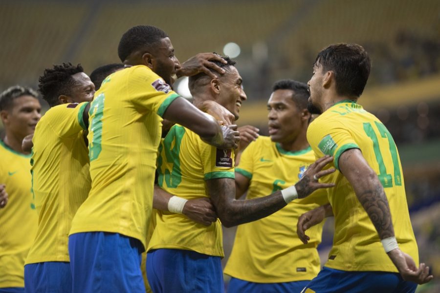 Brasil vence o Uruguai, dá show no reencontro com o torcedor e encaminha classificação