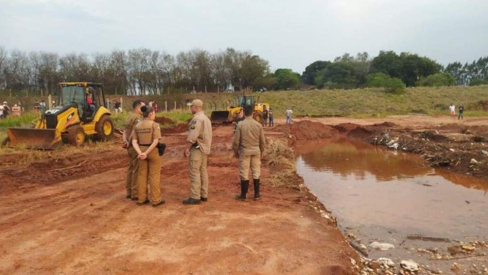 Duas irmãs, de 9 e 11 anos, e um homem morrem em buraco de lama, no interior do Paraná