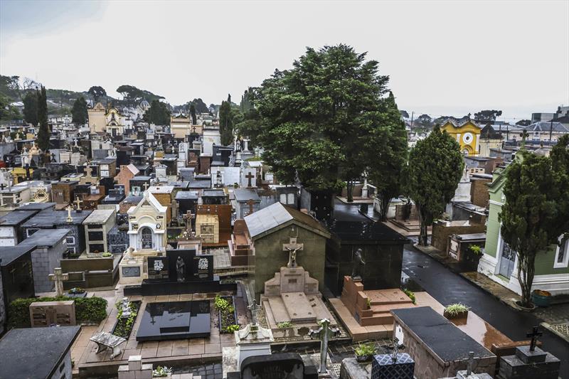 Dia de Finados: cemitérios de Curitiba terão atendimentos religiosos individuais; entenda