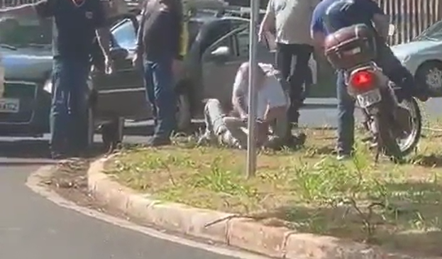 Idoso derruba motorista durante briga de trânsito em Maringá; assista!