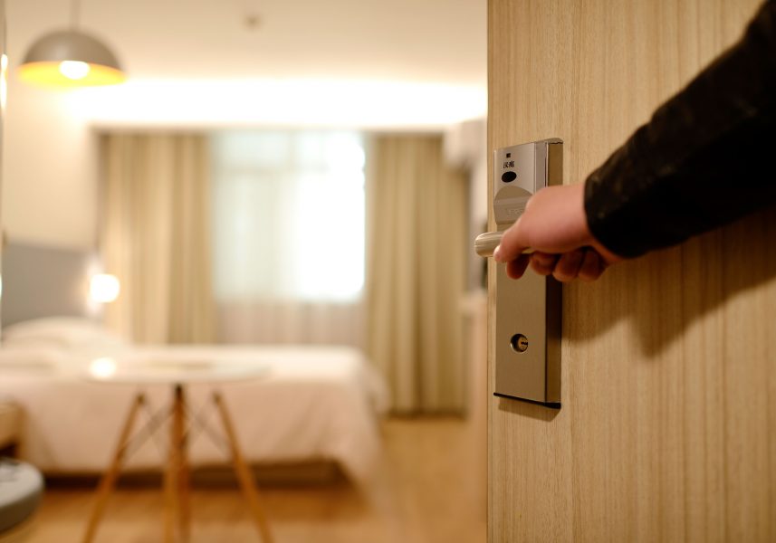 Estuprador mata a amante em quarto de hotel e cai 15 m de altura tentando fugir