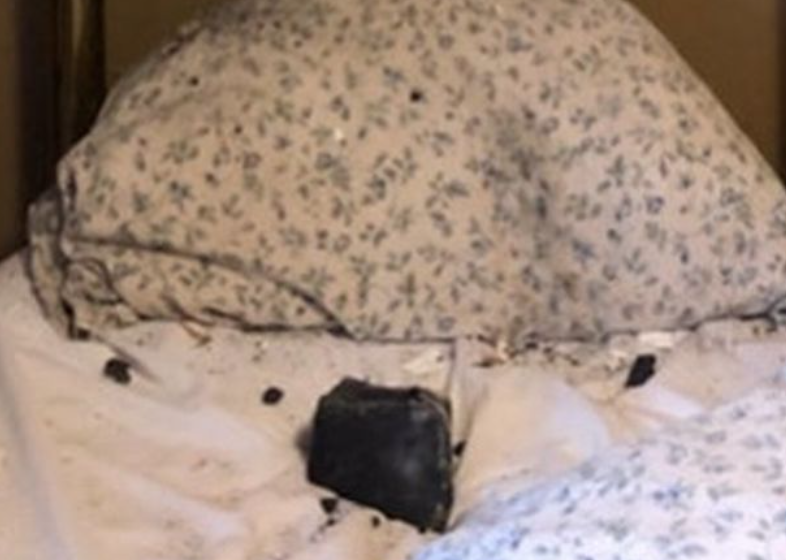 Meteoro cai em travesseiro de mulher enquanto ela dormia