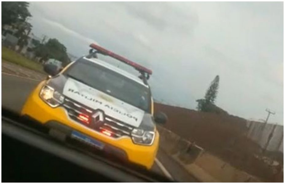 Vídeo gravado dentro de carro de suspeitos mostra perseguição que terminou com três mortos, em Maringá