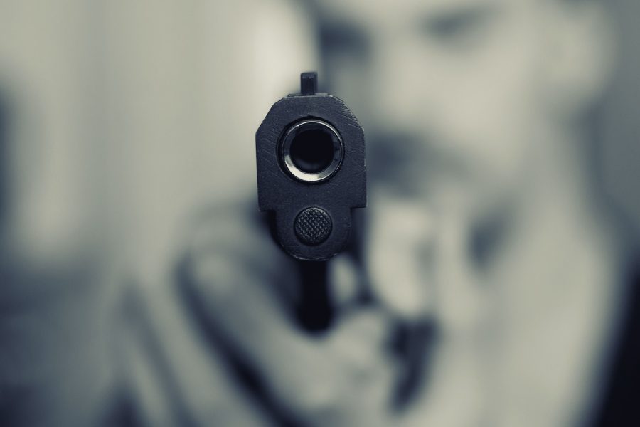 ‘Ladrão em série’: homem armado assalta loja e pratica outro roubo na fuga