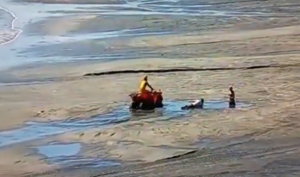 Mulheres ficam presas em ‘areia movediça’ na praia central de Camboriú