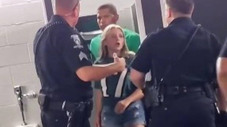 VÍDEO: Casal é preso ao ser pego em ato sexual no banheiro de estádio de futebol