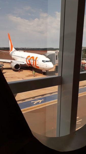 Voo para Guarulhos atrasa mais de 4 horas; passageiros ficaram quase 2h dentro do avião aguardando decolagem