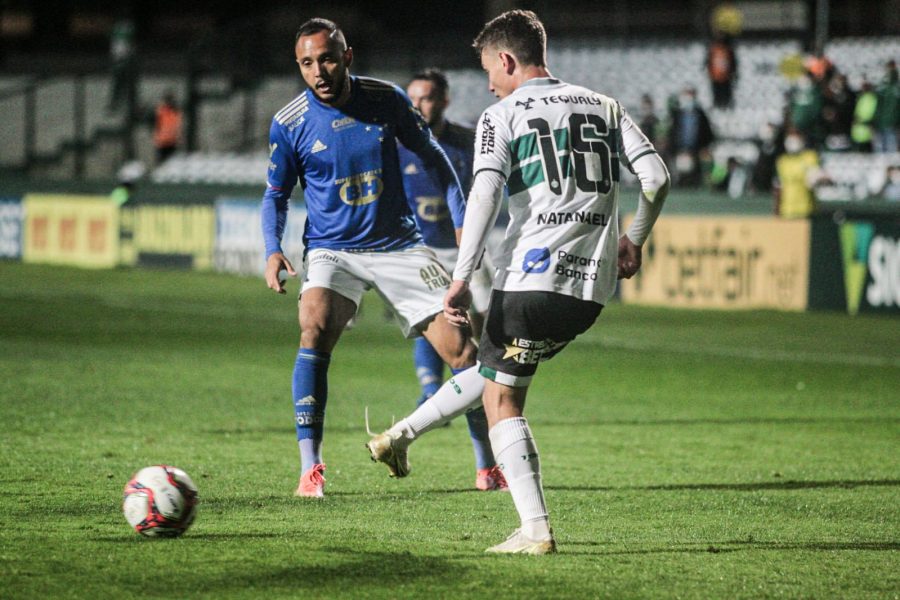 Léo Gamalho perde pênalti e Coritiba leva 3 a 0 do Cruzeiro