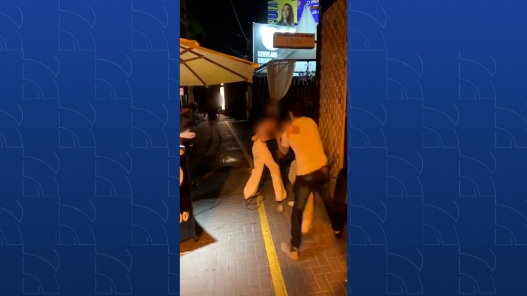 MMA-ringá: pedestres gravam pancadaria na saída de bar em Maringá; VÍDEO
