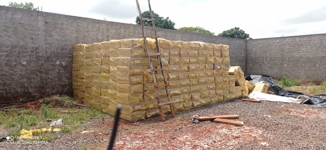PM apreende cerca de 800 caixas de cigarros paraguaios em terreno vazio