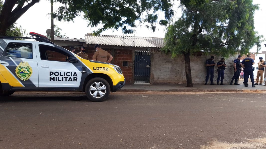 Jovem cai morto no quintal de uma casa enquanto fugia de tiros no interior do Paraná
