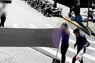 Mulher leva tapa na bunda enquanto trabalhava na rua; vídeo