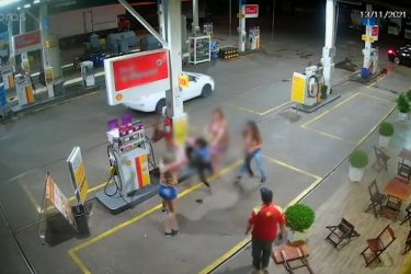 Posto de combustíveis é palco de briga de travestis em disputa por ponto; vídeo