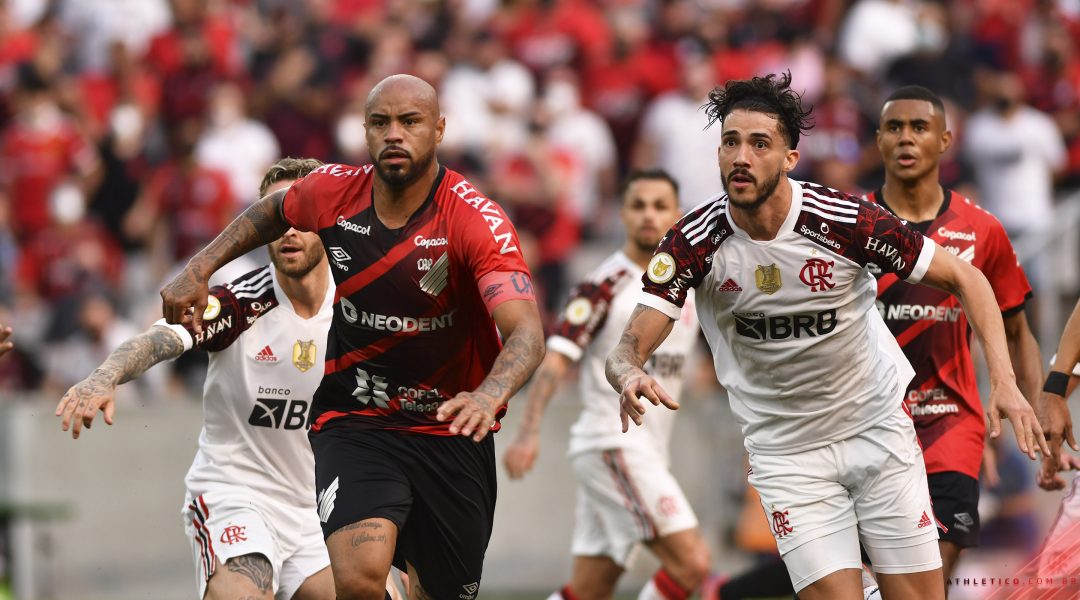 Em jogo eletrizante, Athletico e Flamengo empatam por 2 a 2