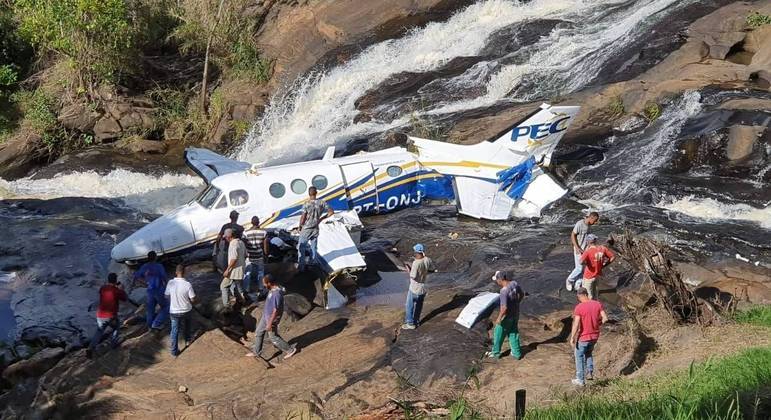 Avião de Marília Mendonça bateu em fios de alta tensão antes de cair
