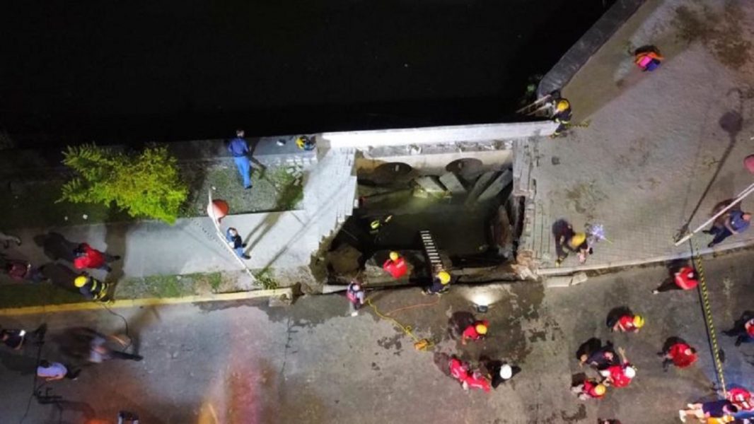 VÍDEO: Veja momento em que calçada cede em Joinville (SC) e pessoas caem em rio