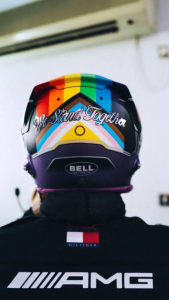 Hamilton usa capacete com cores da bandeira LBGTQIA+ após criticar Qatar