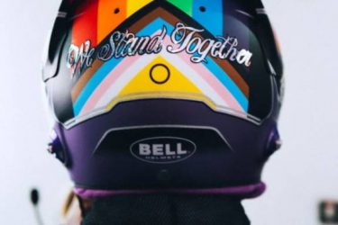 Hamilton usa capacete com cores da bandeira LBGTQIA+ após criticar Qatar