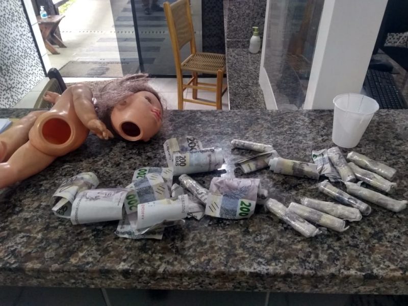 Grupo é detido com 135 notas falsas de R$ 200 escondidas dentro de boneca de plástico