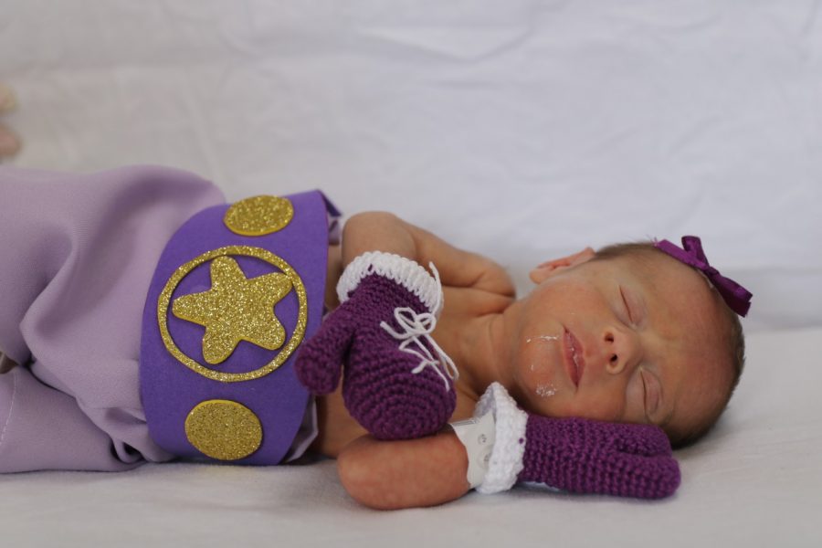 Pequenos heróis: hospital de Londrina faz ensaio fotográfico com bebês prematuros