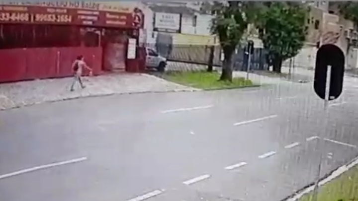 Vídeo mostra mulher esfaqueando o marido no meio da rua em Curitiba