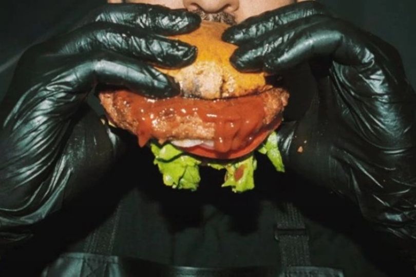Bizarro! Empresa lança hambúrguer sabor carne humana